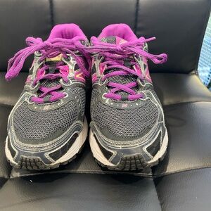 Like new New Balance sneakers.